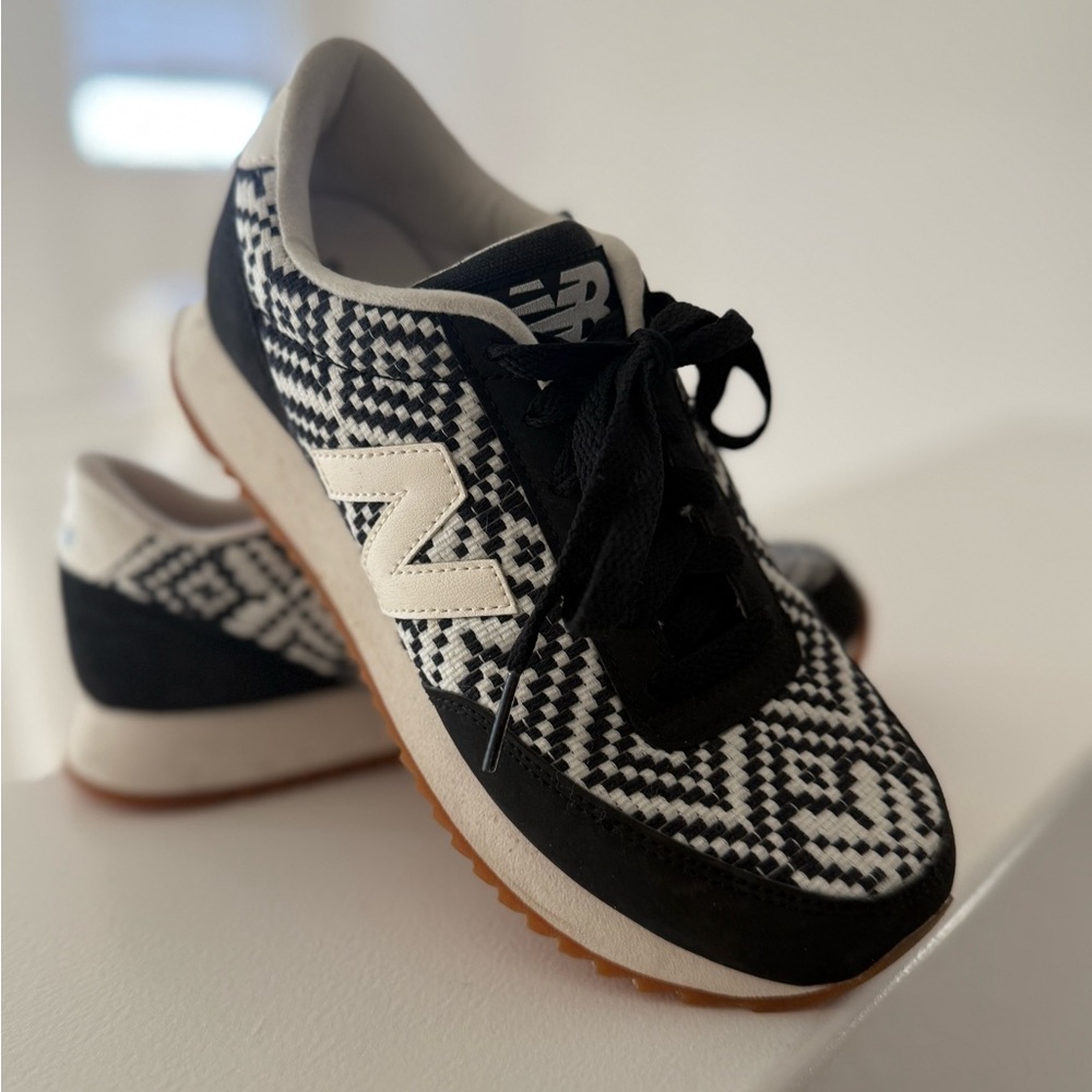 New Balance 501 Women's Black and White Sneakers: EUC